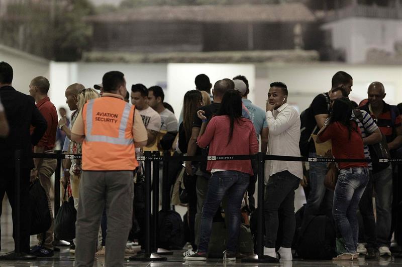 Reanudan vuelos de migrantes cubanos