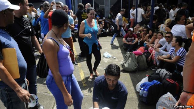 Fijan fecha de vuelo de migrantes cubanos