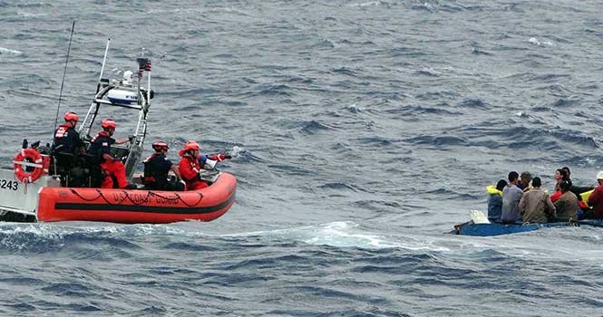 Rescate de balseros en alta  mar