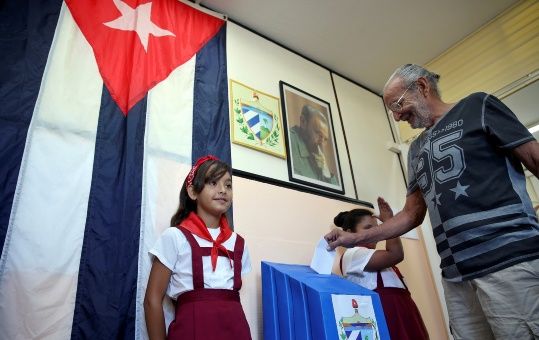 Informe oficial de referendo en Cuba