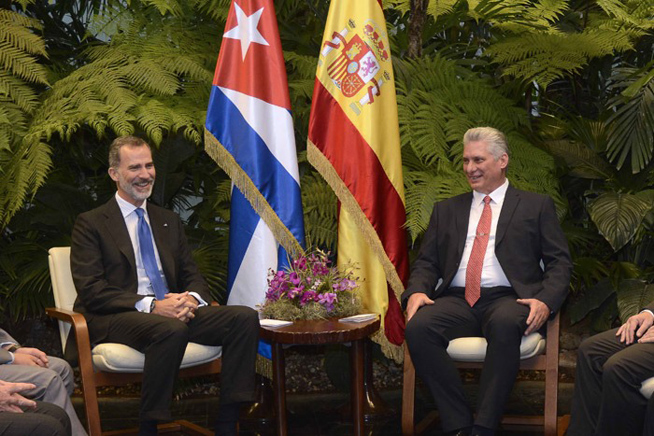 Recibe presidente cubano a Reyes de España
