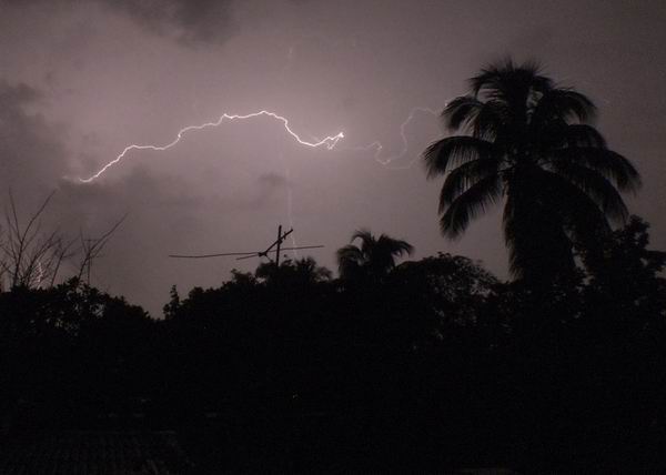 Descarga eléctrica mata a dos personas en Cuba