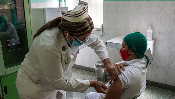 Acelera Cuba vacunación anti-Covid-19 ante la aparición de ómicron