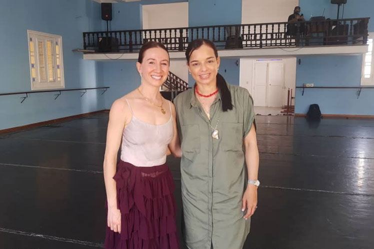 Primera bailarina estadounidense cumple sueño al entrenar en Cuba