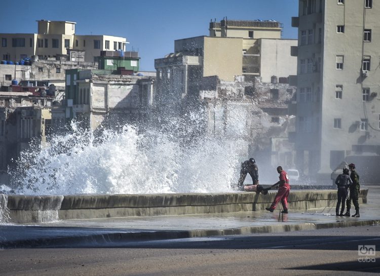 Rescatan a un hombre de las aguas frente al Malecón