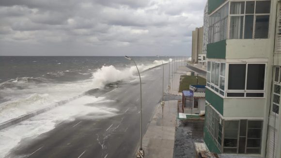 Fuertes marejadas e inundaciones en el Malecón habanero