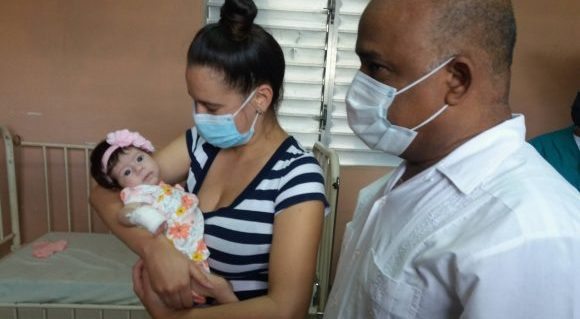 Primera operación en Cuba de teratoma del mediastino en una lactante