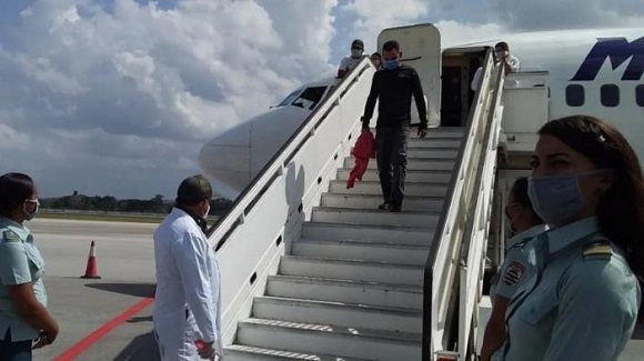 Regresan a Cuba migrantes irregulares procedentes de México