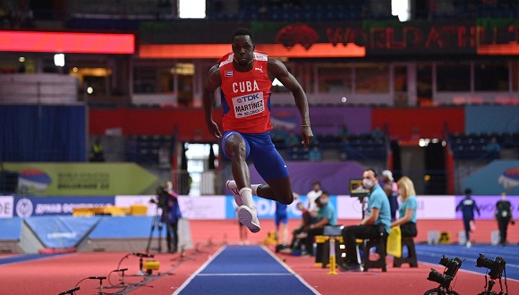 Triplista cubano gana oro en mundial de atletismo