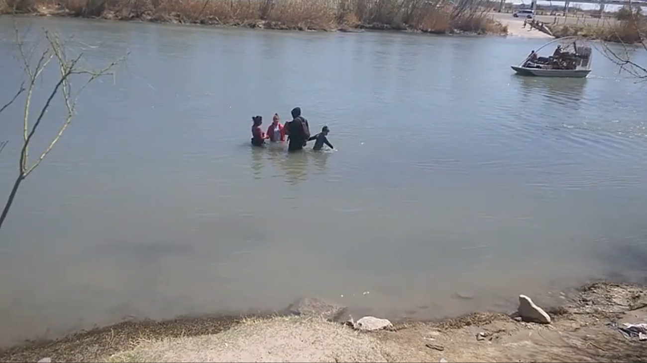 Impiden a pareja de cubanos con niños cruzar el río Bravo