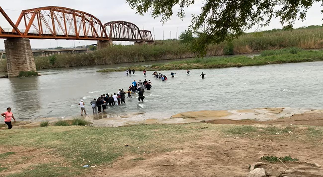 Peligroso cruce del río Bravo de migrantes con niños en hombros