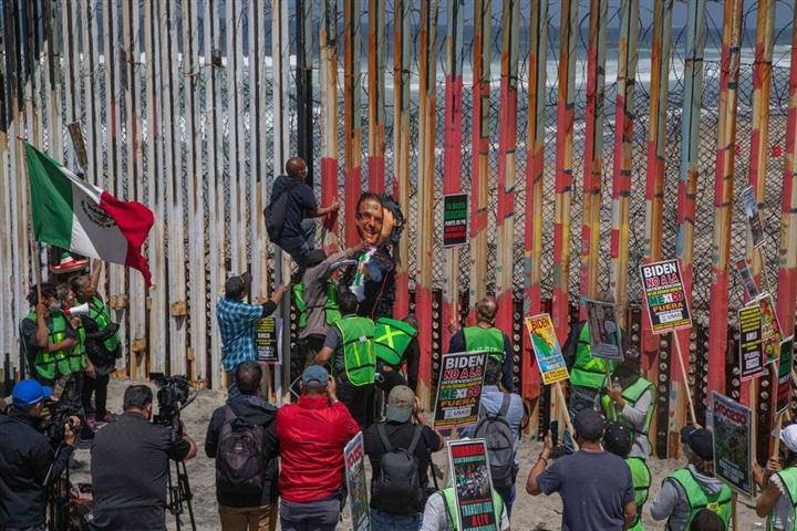 Manifestación de migrantes en la frontera de México con EEUU