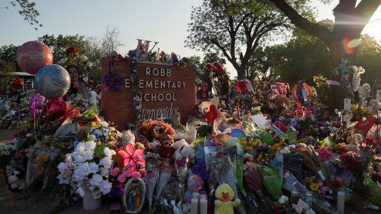Comienzan en Estados Unidos funerales tras masacre escolar