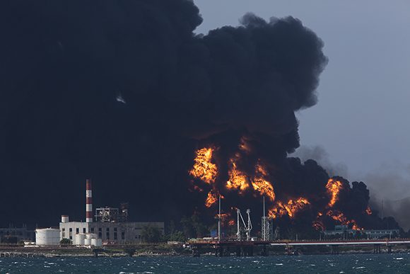 Bajo las llamas cuatro tanques de petróleo crudo en Matanzas