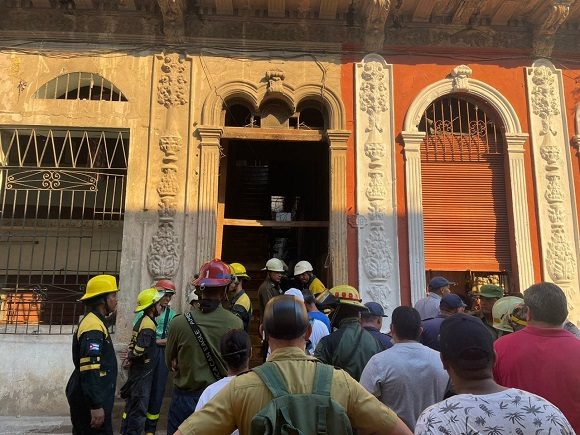 Fallece una niña en derrumbe de cubierta de un edificio en La Habana Vieja