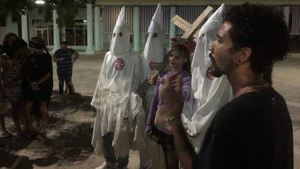 Rechazo a exposición de insignias del Ku Klux Klan y provocación racista en Holguín