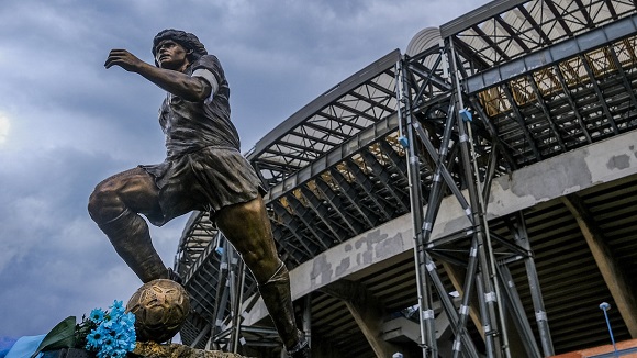 Retiran estatua de Maradona del estadio del Napoli