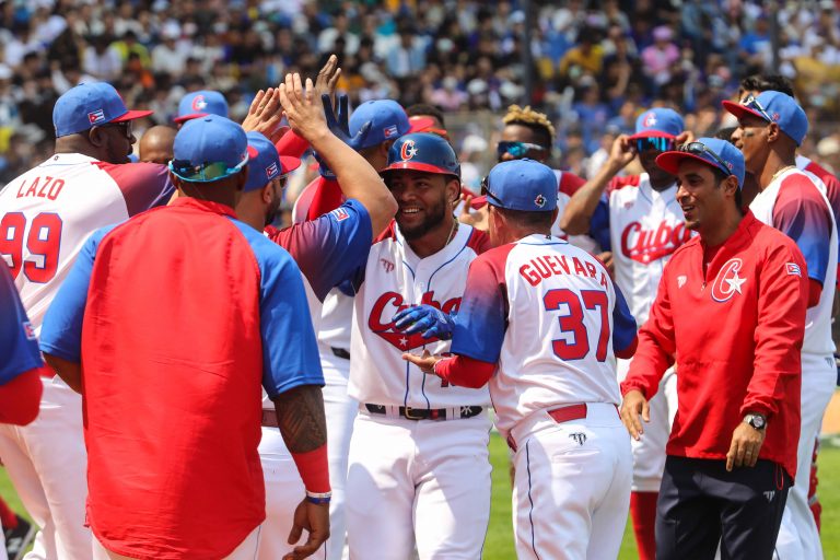 ¿Cuál ha sido el rendimiento de los jugadores cubanos en el Clásico Mundial de Béisbol?