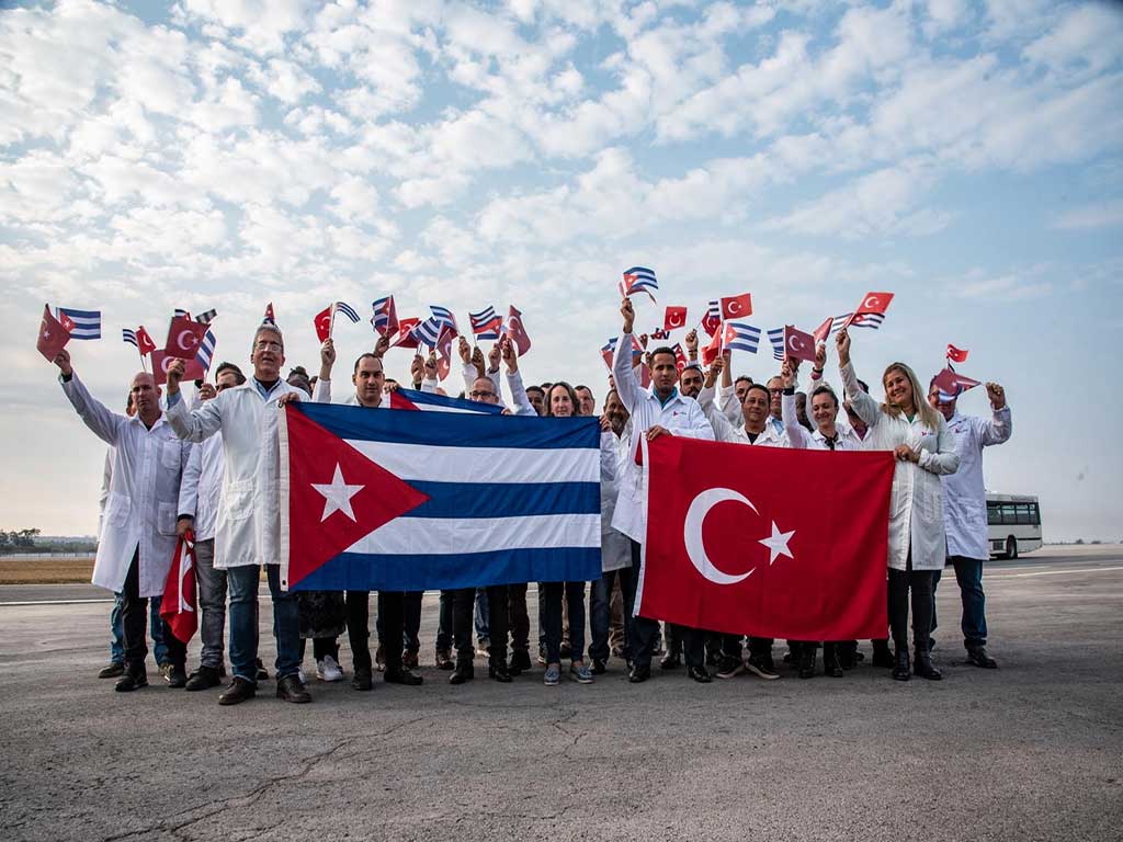 Regresa brigada médica de Cuba tras ayudar damnificados en Turquía