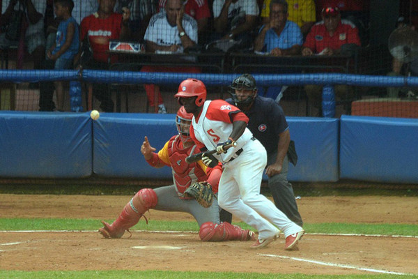 Triple empate en la cima beisbolera cubana