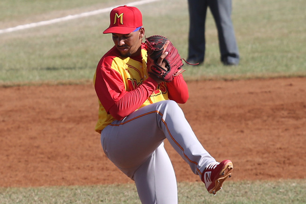 Cocodrilos barrieron a Vegueros y lideran en beisbol cubano
