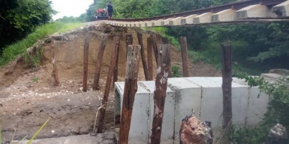 Deslave daña cerca de una veintena metros de vía férrea en Cuba