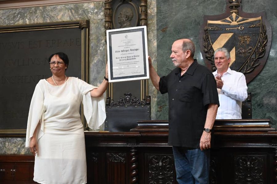 Entrega en Cuba condición de doctor honoris causa a Silvio Rodríguez