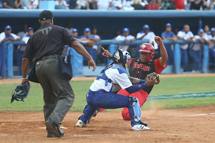 Avispas vapulean a Leones en semifinal del béisbol cubano
