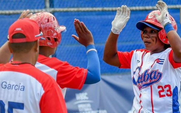 Cubanas debutan con éxito en Mundial de Softbol