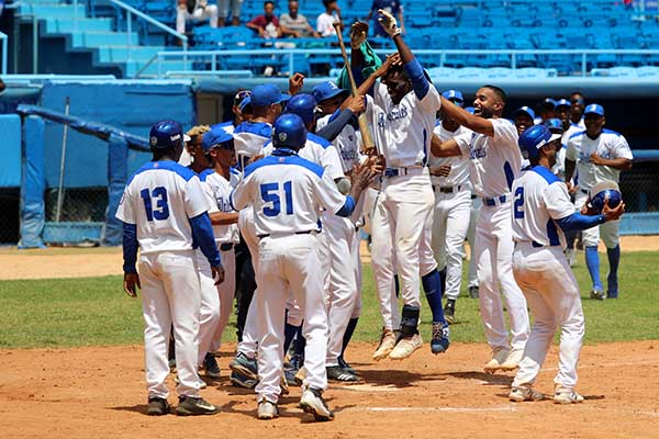 Industriales gana sensacionalmente en playoff del béisbol cubano