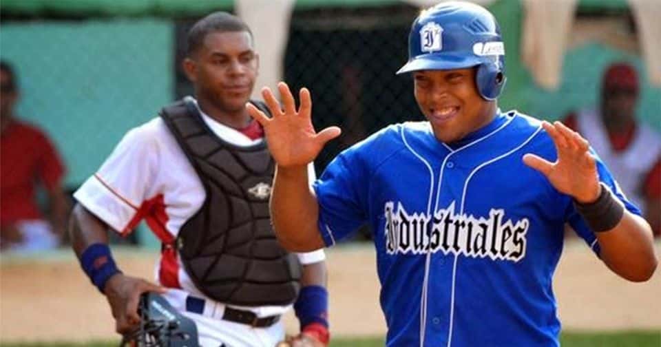 Confirman que Yasmani Tomás jugará con Industriales en la postemporada del béisbol cubano