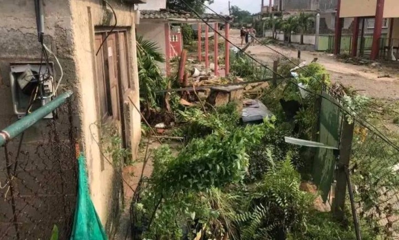 Tornado en poblado cubano
