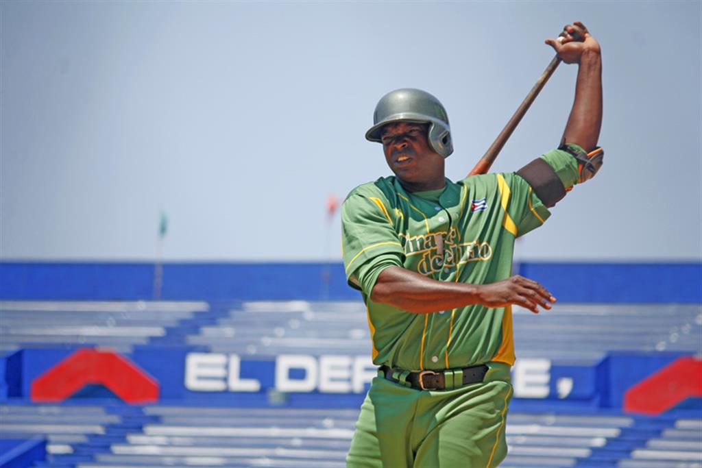 Veterano destroza la pelota en el béisbol cubano