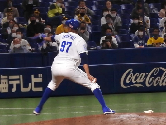 Lanzador cubano se afianza en el liderato de juegos salvados en béisbol japonés