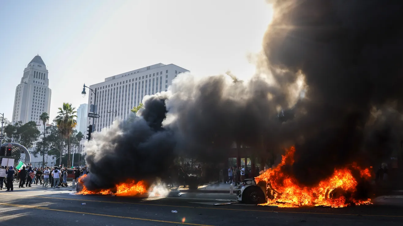 Escala la tensión entre manifestantes y autoridades en Los Ángeles