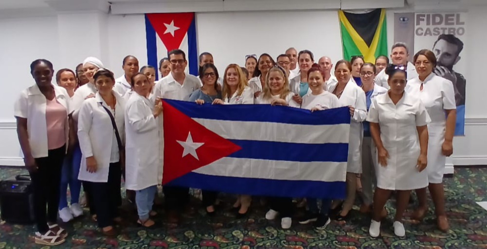 Cede gobierno de Jamaica a presión de Estados Unidos al prescindir de médicos cubanos